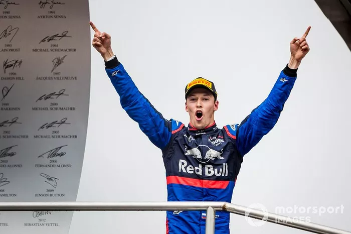 Kvyat e Kelly Piquet tiveram filha no sábado, o que torna o russo genro de Nelson Piquet
