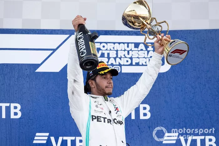Podio: ganador de la carrera Lewis Hamilton, Mercedes AMG F1 W10