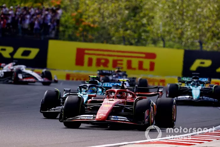 Carlos Sainz, Ferrari SF-24, Fernando Alonso, Aston Martin AMR24, Lance Stroll, Aston Martin AMR24