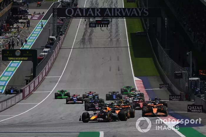Max Verstappen, Red Bull Racing RB20, Lando Norris, McLaren MCL38, Oscar Piastri, McLaren MCL38, o resto do pelotão no início do Sprint