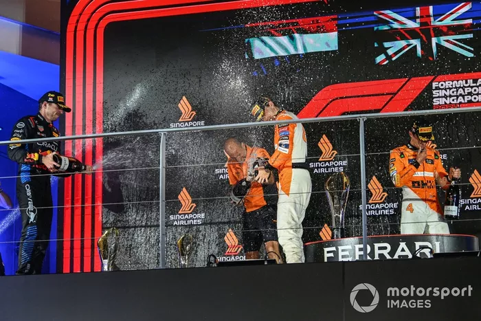 Max Verstappen, Red Bull Racing, 2ª posición, Lando Norris, McLaren F1 Team, 1ª posición, Oscar Piastri, McLaren F1 Team, 3ª posición, spray Champagne en el podio.