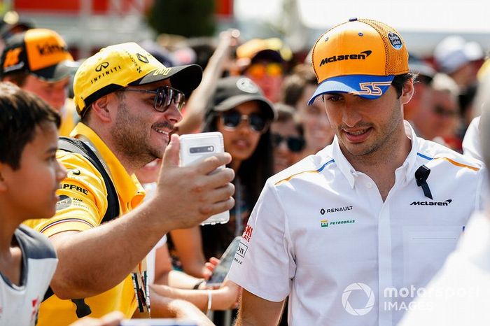 Carlos Sainz Jr., McLaren llega al paddock con un Black Ribbon en memoria de Charlie Whiting