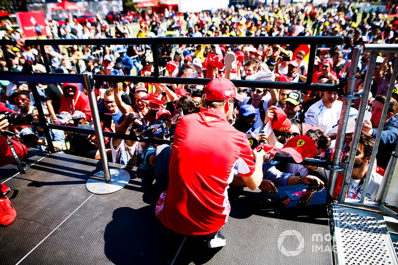 Sebastian Vettel, Ferrari firma autógrafos