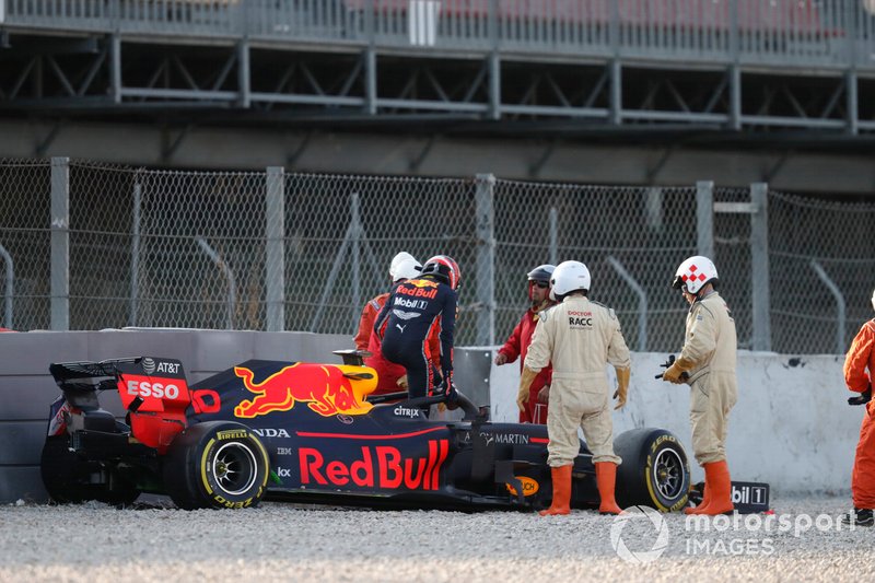 Pierre Gasly, Red Bull Racing RB15, nella ghiaia dopo un contatto con le barriere