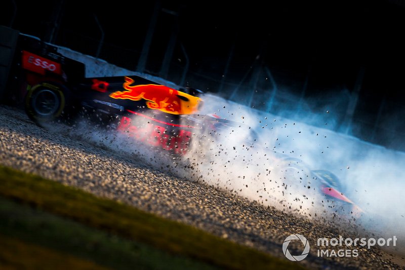 Max Verstappen, Red Bull Racing RB15, spins into the gravel