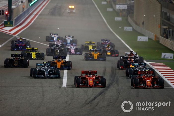 Sebastian Vettel, Ferrari SF90, precede Charles Leclerc, Ferrari SF90, Lewis Hamilton, Mercedes AMG F1 W10, Valtteri Bottas, Mercedes AMG W10, Max Verstappen, Red Bull Racing RB15, Kevin Magnussen, Haas F1 Team VF-19, e il resto del gruppo, alla partenza