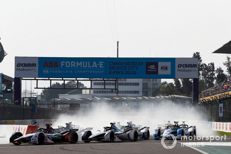 Lucas Di Grassi, Audi Sport ABT Schaeffler, Audi e-tron FE05 leads Felipe Massa, Venturi Formula E, Venturi VFE05 and Sébastien Buemi, Nissan e.Dams, Nissan IMO1