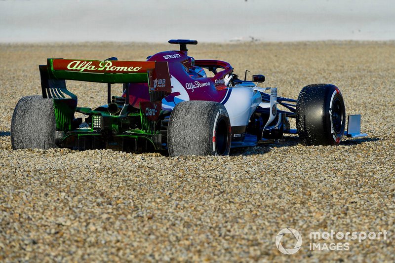 Kimi Raikkonen, Alfa Romeo Racing C38, hace trompo