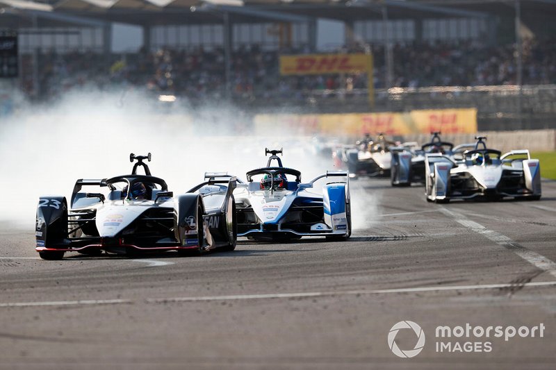 Sébastien Buemi, Nissan e.Dam, Nissan IMO1 Antonio Felix da Costa, BMW I Andretti Motorsports, BMW iFE.18 qui bloque une roue