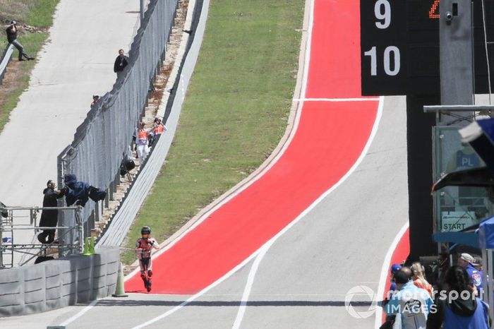 Jorge Lorenzo, Repsol Honda Team, corre pelo pitlane