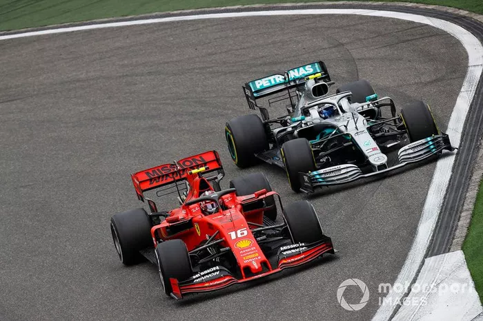 Charles Leclerc, Ferrari SF90, lotta con Valtteri Bottas, Mercedes AMG W10