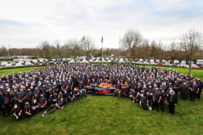 Max Verstappen, Red Bull Racing, celebra el título con el equipo