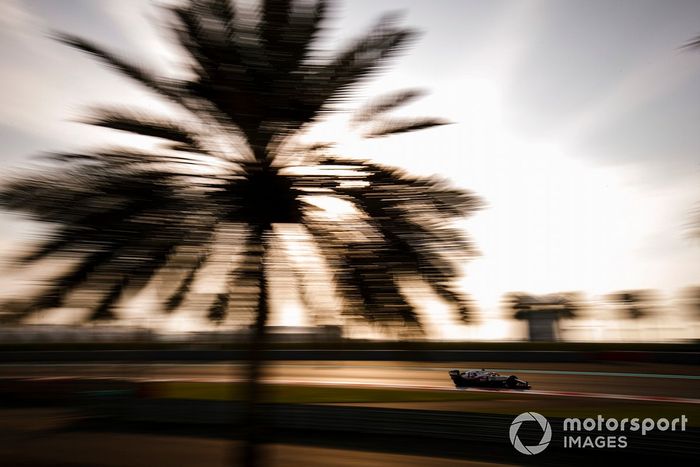 Guanyu Zhou, Alfa Romeo Racing C39 adaptado (muleto) con los Pirelli de 18 pulgadas 