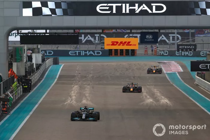 Lewis Hamilton, Mercedes W12, Max Verstappen, Red Bull Racing RB16B, Sergio Pérez, Red Bull Racing RB16B