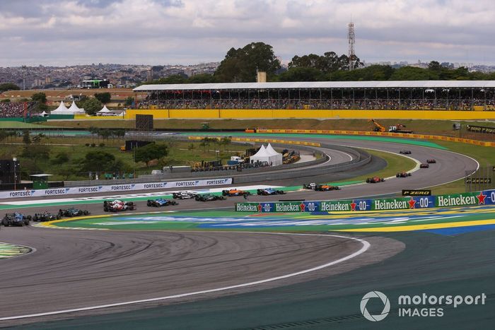 Valtteri Bottas, Mercedes W12, Max Verstappen, Red Bull Racing RB16B, Carlos Sainz Jr., Ferrari SF21, Sergio Pérez, Red Bull Racing RB16B, y el resto de la parrilla en la salida