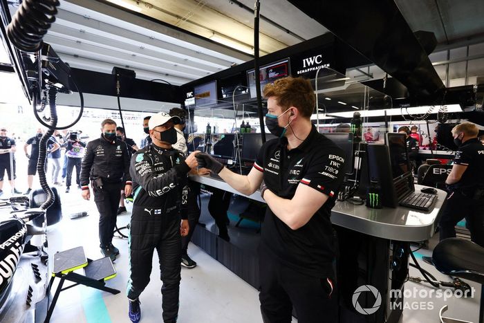 Valtteri Bottas, Mercedes, en el garaje con un mecánico