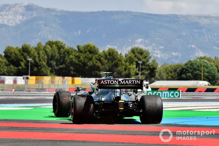 Sebastian Vettel, Aston Martin AMR21, se recupera tras un trompo en la FP1