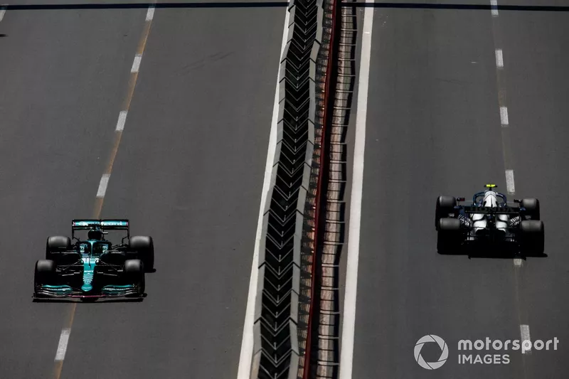 Pierre Gasly, AlphaTauri AT02, e Lance Stroll, Aston Martin AMR21