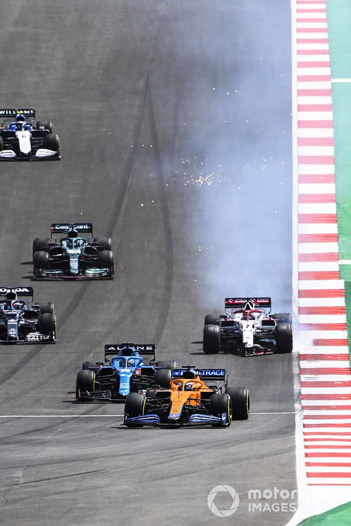 Daniel Ricciardo, McLaren MCL35M, Fernando Alonso, Alpine A521, mientras Kimi Raikkonen, Alfa Romeo Racing C41, se detiene con daños en el alerón delantero