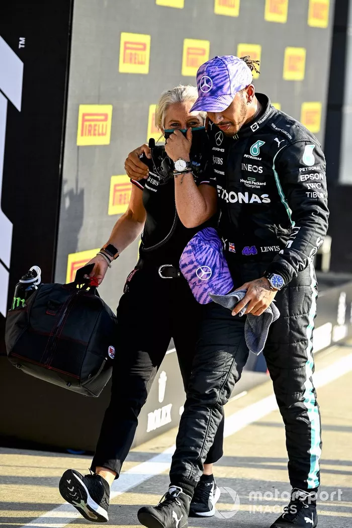 Ganador de la primera posición para la carrera Sprint Lewis Hamilton, Mercedes con Angela Cullen