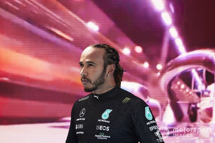 Lewis Hamilton, de Mercedes, en el Parc Ferme tras conseguir su pole position 100 en la F1