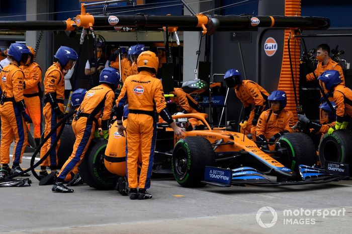 Lando Norris, McLaren MCL35M, pit stop