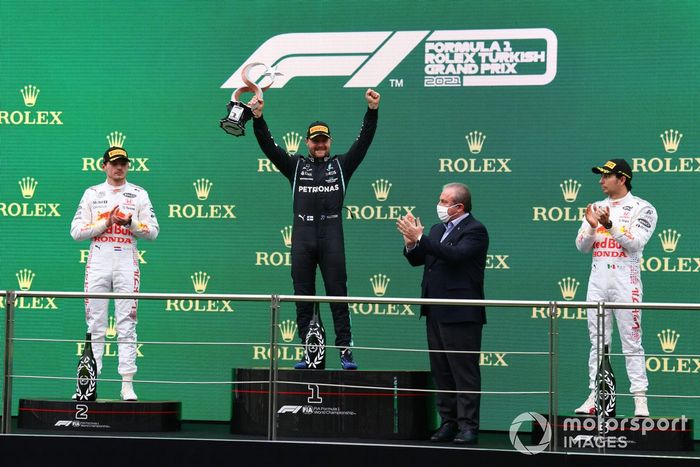 Podio: segundo lugar Max Verstappen, Red Bull Racing, ganador Valtteri Bottas, Mercedes, tercer lugar Sergio Pérez, Red Bull Racing