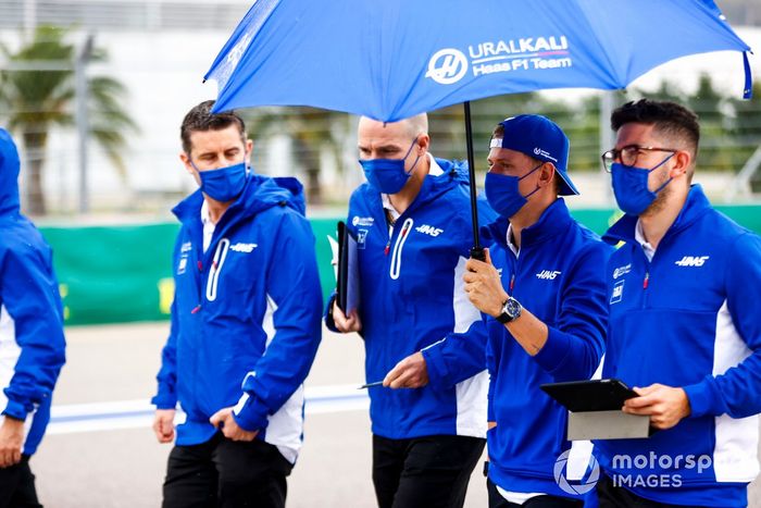 Mick Schumacher, Haas F1, camina la pista