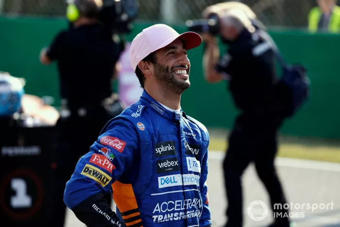 Tercer lugar de la carrera sprint Daniel Ricciardo, McLaren celebra