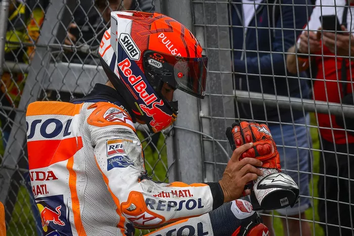 Marc Márquez, Repsol Honda Team, se cae en el GP de Gran Bretaña