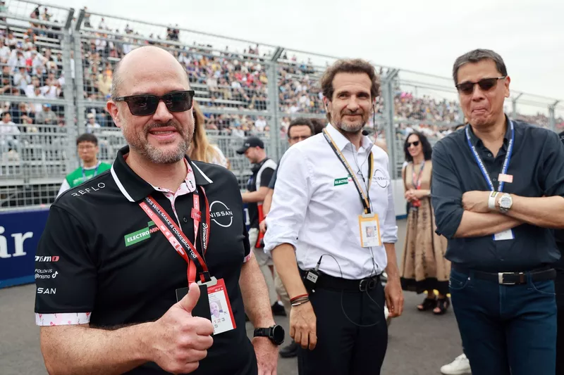 Ivan Espinosa, PDG de Nissan, Tommaso Volpe, directeur général et directeur de l'équipe de Formule E Nissan