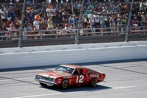 El coche Bobby Allison ribute da una vuelta ceremonial