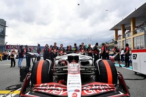  Un Lockheed-Martin F-22A Raptor sobrevuela la parrilla de salida del equipo Haas F1 