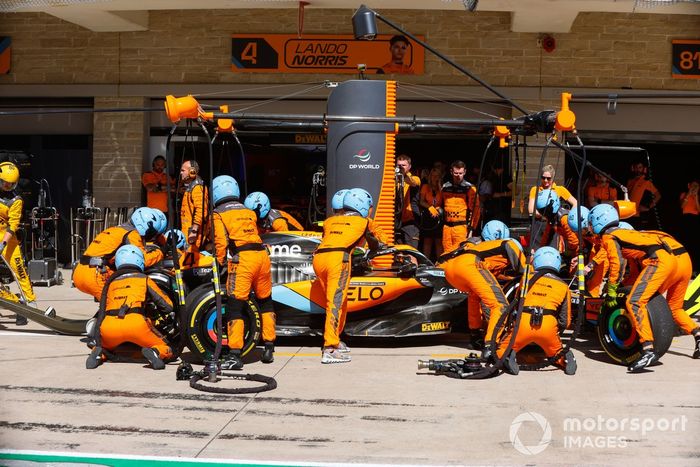 Lando Norris, McLaren MCL60 en el pit lane para una parada en boxes