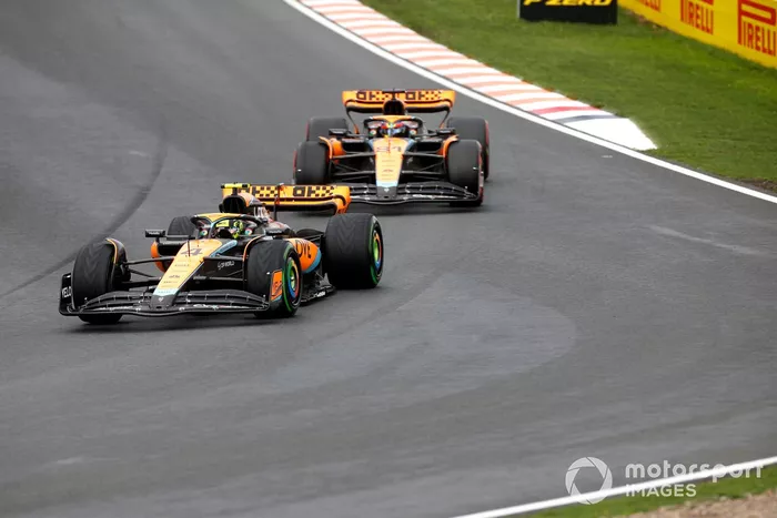 Lando Norris, McLaren MCL60, Oscar Piastri