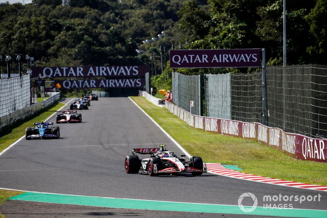 Nico Hulkenberg, Haas VF-23, Pierre Gasly, Alpine A523, Kevin Magnussen, Haas VF-23