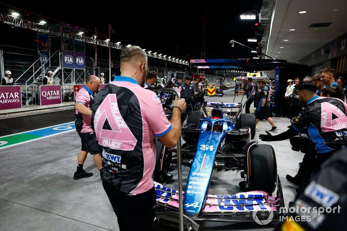 Esteban Ocon, Alpine A523, entra en boxes