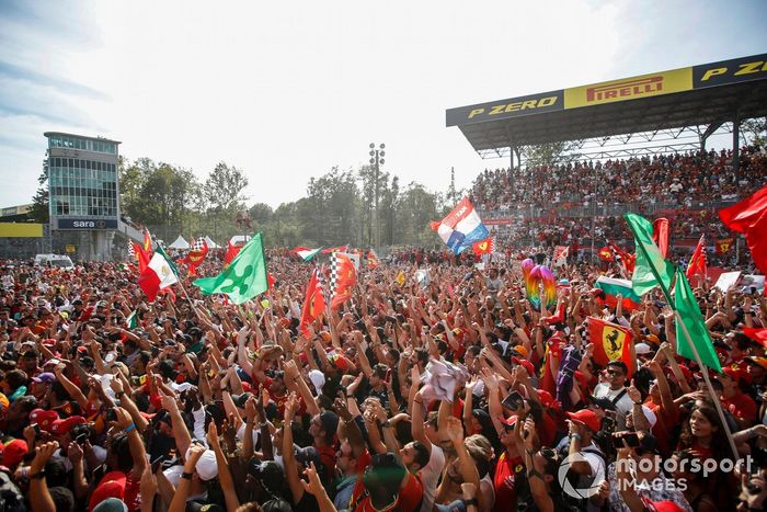 Una gran multitud invade el circuito tras la carrera