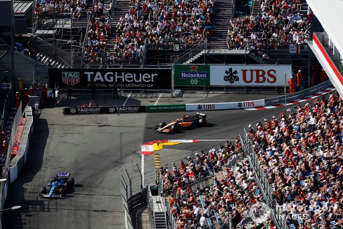 Fernando Alonso, Alpine A522, Daniel Ricciardo, McLaren MCL36