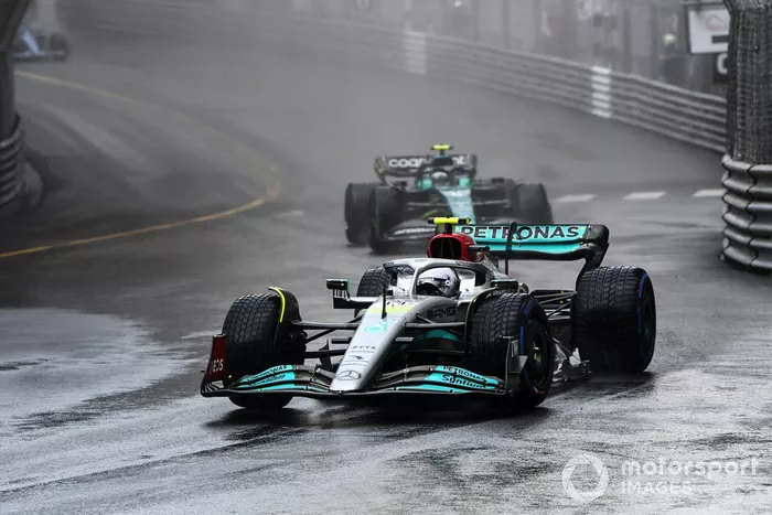 Lewis Hamilton, Mercedes W13, Sebastian Vettel, Aston Martin AMR22