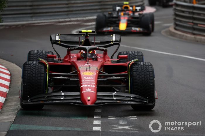 Carlos Sainz, Ferrari F1-75, Sergio Pérez, Red Bull Racing RB18