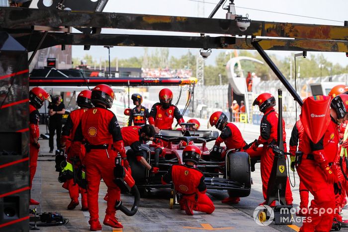 Charles Leclerc, Ferrari F1-75, vuelve al garaje y se retira de la carrera tras liderar 