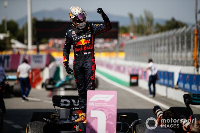 Ganador Max Verstappen, Red Bull Racing, celebra enl Parc Ferme 