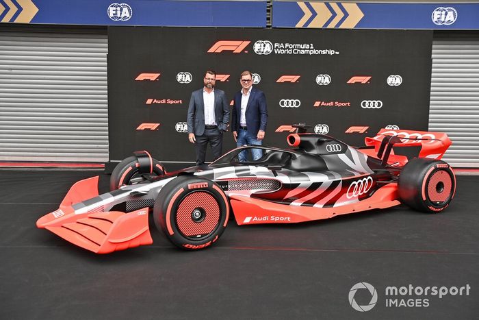 Oliver Hoffmann, Jefe de Desarrollo Técnico de Audi Sport GmbH, con Markus Duesmann, Presidente del Consejo de Administración de Audi AG, con el nuevo Audi Sport concept