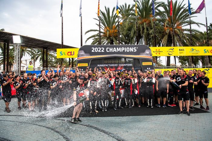 Ganadores Sebastien Ogier, Benjamin Veillas, Toyota Gazoo Racing WRT Toyota GR Yaris Rally1 con el equipo