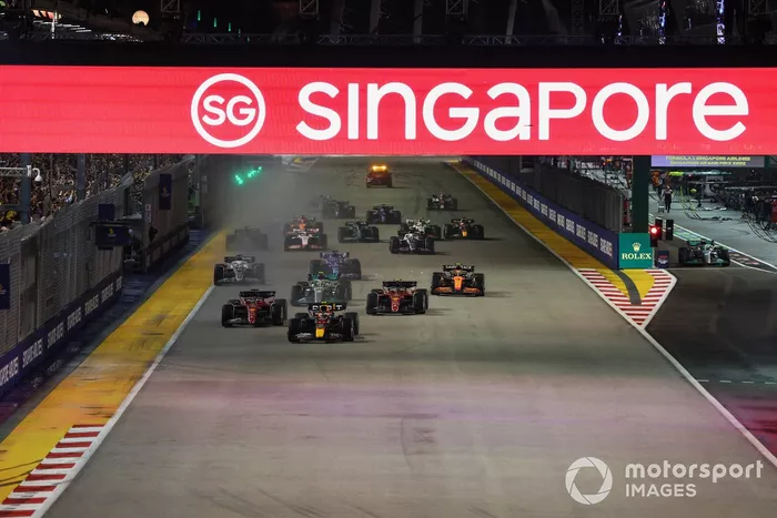 Sergio Pérez, Red Bull Racing RB18, Charles Leclerc, Ferrari F1-75, Carlos Sainz, Ferrari F1-75, Lewis Hamilton, Mercedes W13, Lando Norris, McLaren MCL36, el resto en la salida
