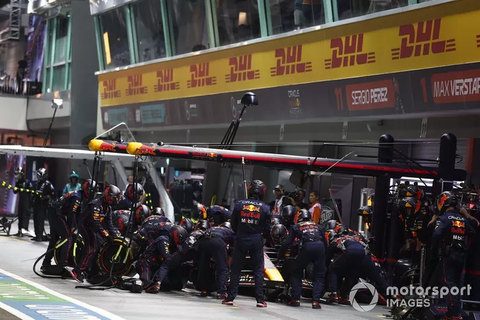 Sergio Pérez, Red Bull Racing RB18, en boxes