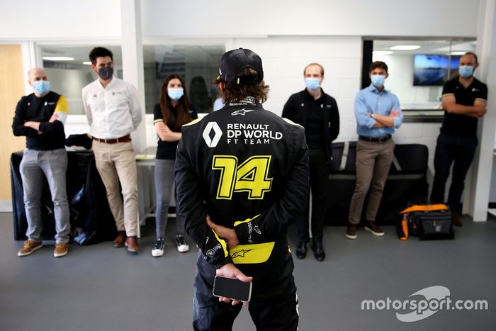 Fernando Alonso visita la fábrica de Renault F1 en Enstone