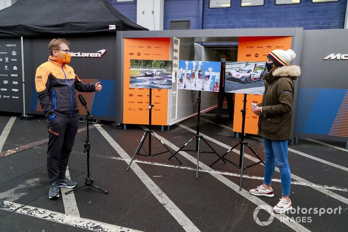 Andreas Seidl, director del equipo, McLaren habla con los medios de comunicación