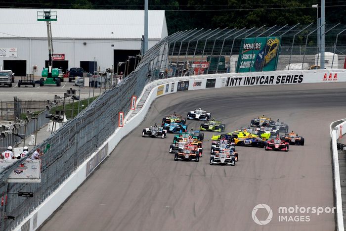 Choque de Alexander Rossi, Andretti Autosport Honda, Simon Pagenaud, Team Penske Chevrolet, Marco Andretti, Andretti Herta with Marco & Curb-Agajanian Honda al inicio